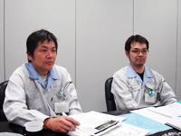 管理部で情報を見る様子